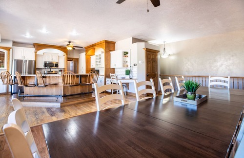 St. George House | Big Families, Private Pool + Pickle ball, Hot Tub, Exercise + Secret Room, Games