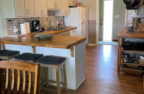 Donalsonville House | Big Home with Wifi, HotTub, Outdoor kitchen/dining area & dock on Lake Seminole