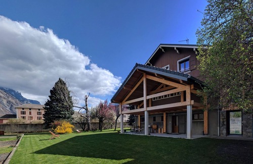 Saint-Jean-de-Maurienne House | Big House Chalet with garden and covered terraces