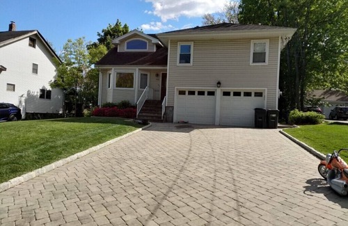Teaneck House | Big house and beautiful huge yard, close to NYC