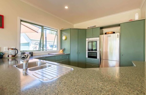 Tikitere House | Big Inn Brunswick | 6 Bed, 4 Bath on 2 Acres