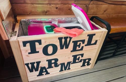 Big Lake Villa | Big Lake Alaska Cozy Cub Cabin with Private Hot Tub & Sauna