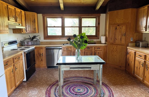 Summit Station Cabin | Big Log Cabin 3 miles Denison & Granville. Farm views.