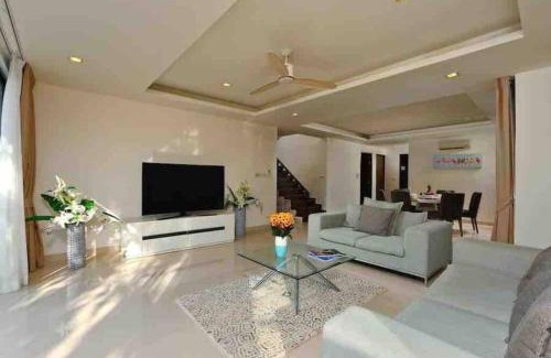 Laguna Villa | Big Lucky home in Laguna park