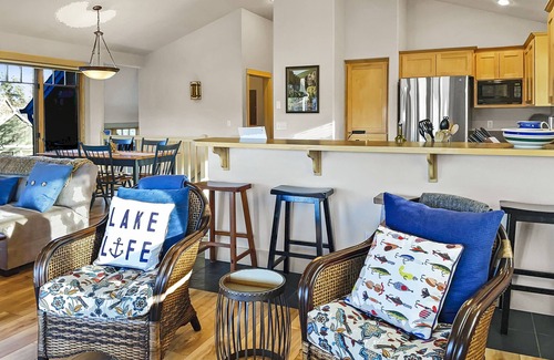 Sisters Condo | Big Mt View Condo View of the Mountains in Sisters, A/C, Gas Fireplace
