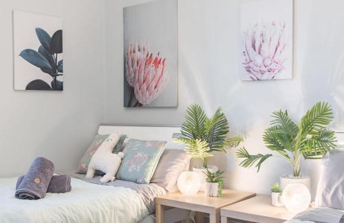 Burwood House | Big Quadruple Room - Nearby Station and Park - Close to Chinatown - Shared Bathroom