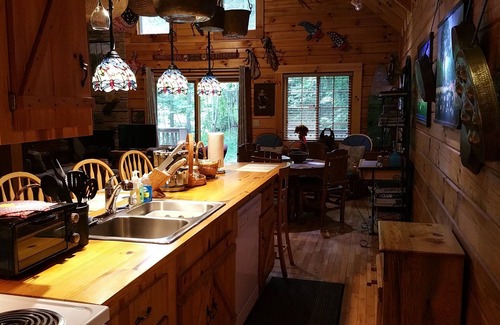 Pine Ridge Cabin | BIG ROCK LOG CABIN , Beside Natural Bridge/Red River Gorge