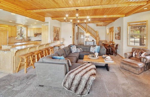 Castle Glen Estates House | BIG VIEWS of Big Bear Lake/Close to Snow Summit, Bear Mtn, Marina, The Village