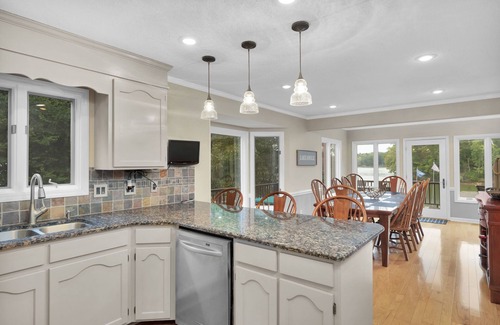 Belmont House | Big water Lake Wylie views on quiet cove, private acre property near Belmont