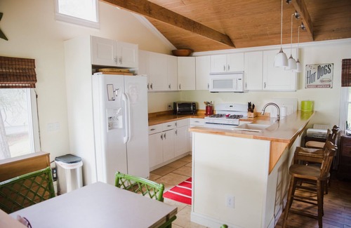 Steele Creek Cottage | Big water, wide view, amazing sunsets. RATES REDUCED for fall & winter getaways.