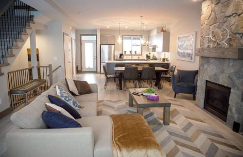 Big White Ski Resort House | BIG WHITE SKI IN SKI OUTnBRAND NEW CABIN SLEEPS 11