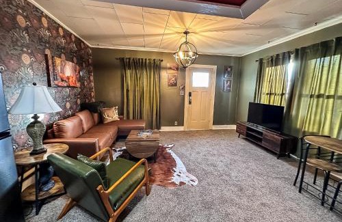 Russell Apartment | Bigfoot Hunters Haven-1bed1bath-deck-russell Ks