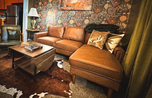 Russell Apartment | Bigfoot Hunters Haven-1bed1bath-deck-russell Ks