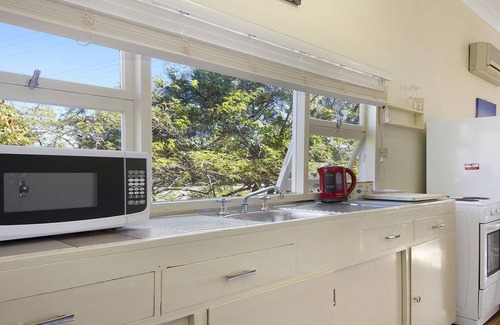 Lake Conjola Cottage | Bij's on the Beach – walking distance to beach