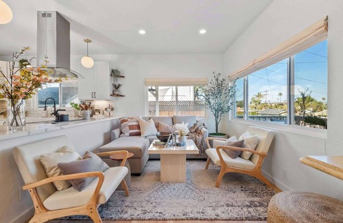 Point Loma House | Bikes, beach gear, private yard + walk to sand — your OB surf & chill escape awaits.