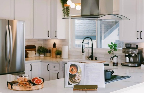 Point Loma House | Bikes, beach gear, private yard + walk to sand — your OB surf & chill escape awaits.