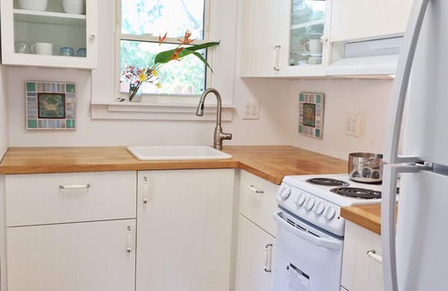 Longbeach Village Cottage | Bikini Top Cottage in the historic village of Longboat Key