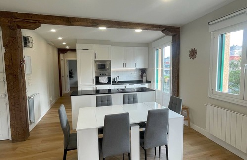 San Francisco Apartment | Bilbao with views of the Ría and San Antón church