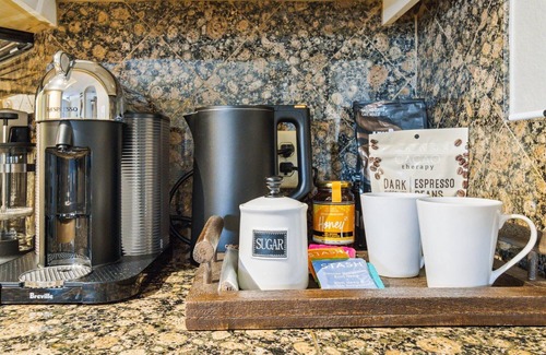 Camelback East Condo | Biltmore Bliss: Mountain Views, Dining, Spas, Golf, and Shopping Only Steps Away