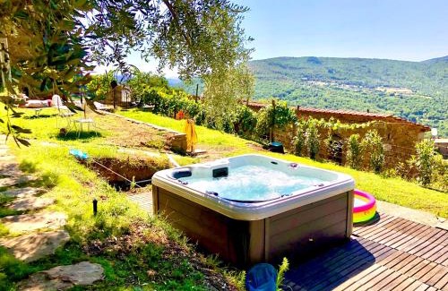Pieve di Chio House | Bio Agriturismo Alba Etrusca di Cortona - Organic Farmhouse- Appartamento Lavanda-Appartamento Rosmarino - vasca idromassaggio esterna da maggio ad ottobre