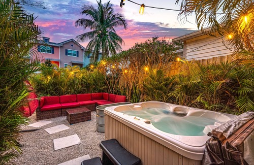 Mango Groves Cottage | Bio-Hackers! Beach 1 Mile, Cold Plunge, Sauna, Hot Tub, Xbox, Walk to Downtown!