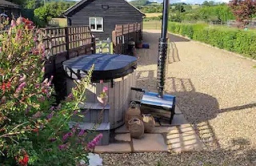 Harrietsham Cottage | Birch Cottage with wood-fired hot tub.