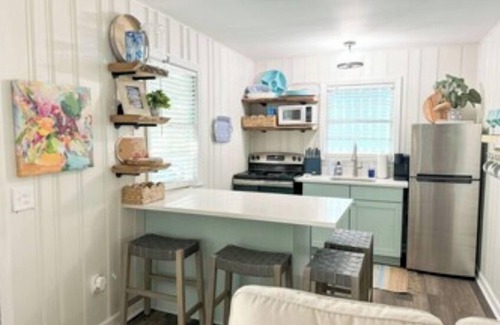Smith Mountain Lake Cottage | “Birchwood” is a Charming 2 bedroom Cottage located at The Va Dare & sleeps 4!