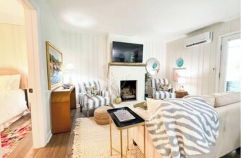 Smith Mountain Lake Cottage | “Birchwood” is a Charming 2 bedroom Cottage located at The Va Dare & sleeps 4!