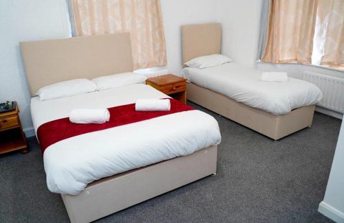 Horley House | Birchwood Lodge With Holiday Parking