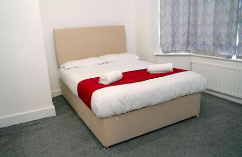 Horley House | Birchwood Lodge With Holiday Parking