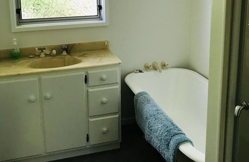 Waikawa Bay Cottage | Bird Song Cottage in Wharetukura Bay-sunny,beach,paradise