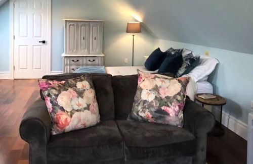 Metro Vancouver Regional District House | Bird Watchers Loft Stay