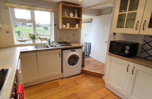 Wenhaston Cottage | Birdhaven - Large Cottage 6.5 miles from Southwold
