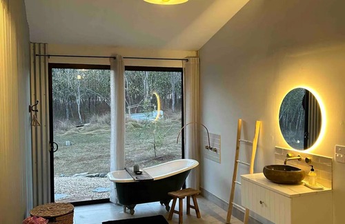 Mareeba Cottage | Birds Heaven Mareeba ‘Scarlet Gum’