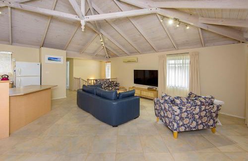 Dunsborough House | Birds Nest Tranquil Retreat in Old Dunsborough