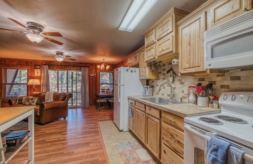 Cloudcroft Cabin | "Birds of a Feather" 2/2 Mountain Chalet, 2 miles to Cloudcroft, Pet Friendly