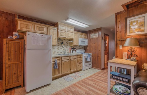 Cloudcroft Cabin | "Birds of a Feather" 2/2 Mountain Chalet, 2 miles to Cloudcroft, Pet Friendly