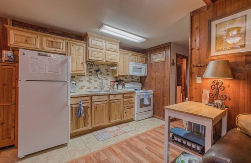 Cloudcroft Cabin | "Birds of a Feather" 2/2 Mountain Chalet, 2 miles to Cloudcroft, Pet Friendly