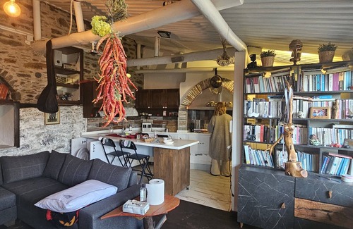 Birgi House | Birgi Mai Siyah Konak; Osmanlı döneminden kalma bağımsız girişli evler.