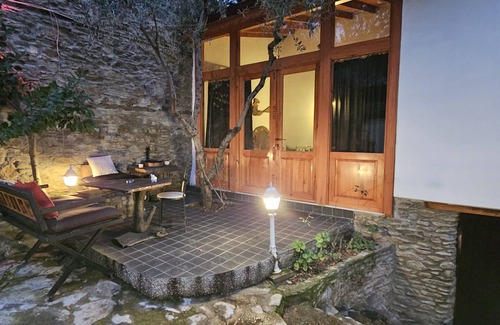 Birgi House | Birgi Mai Siyah Konak; Osmanlı döneminden kalma bağımsız girişli evler.