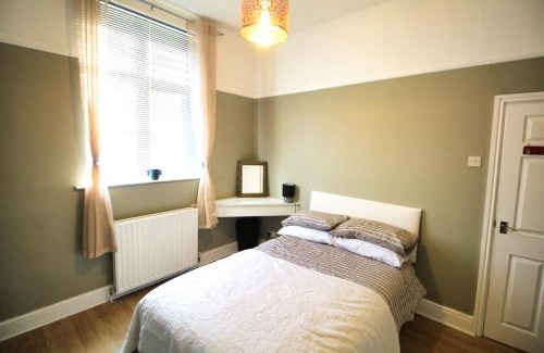 Shirley House | Birmingham - Shirley - Bungalow - Sleeps 8 - 3 Large Beds - Plus Sofa Bed - Beautifully Refurbished - Very Large Enclosed Gardens - Off Street Parking - Fast Wifi