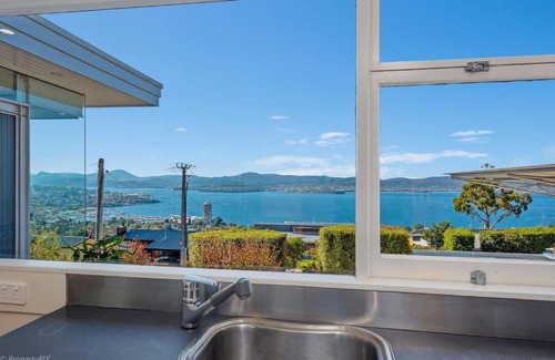 Sandy Bay House | Birngana stylish spacious with stunning views