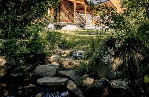 Bucin Cabin | Birtok Houses-tiny home for 2 by the creek