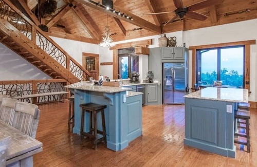 Helen Cabin | Bison View Lodge -Epic Views | Hot Tub | Pickleball Courts