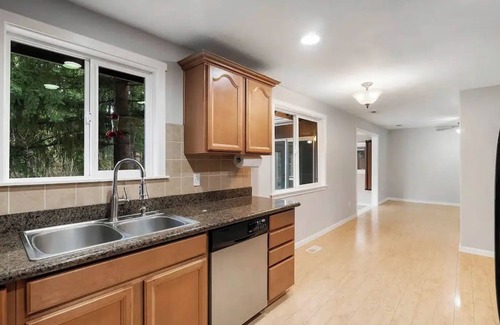Bonney Lake House | BL1: Charming 4-bedroom house with AC and WiFi in fabulous Bonney Lake
