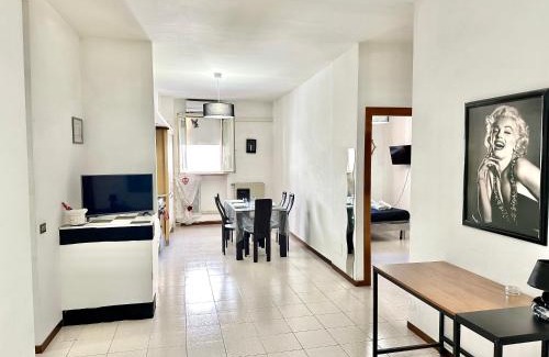Velletri Apartment | BLACK AND WHITE HOUSE- 70 mq