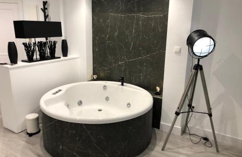 Noja Apartment | Black and White Suitte "Plaza"