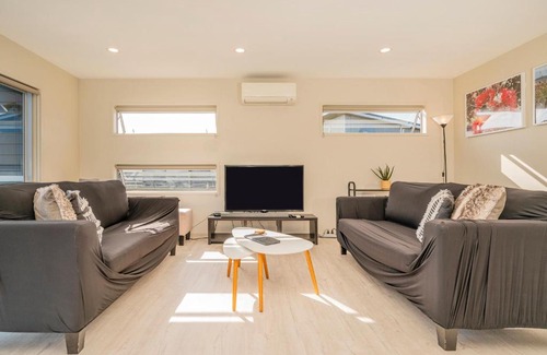 Matarangi House | Black Bach Pod - Matarangi Holiday Home