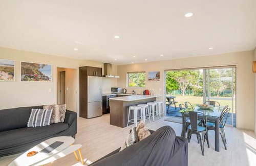 Matarangi House | Black Bach Pod - Matarangi Holiday Home