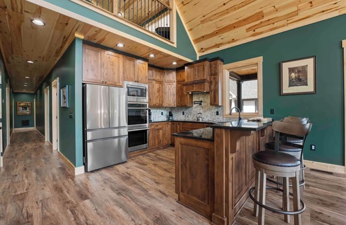 Lake Norman of Catawba House | Black Bear Lodge by AvantStay | Lakefront, Dock, Pool, Theater | Sleeps 20+